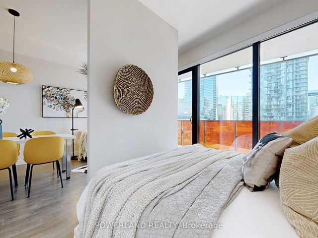 1715 - 215 Queen St W