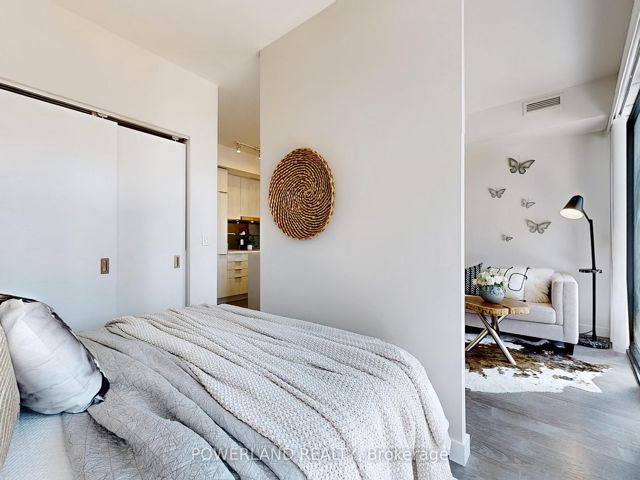 1715 - 215 Queen St W