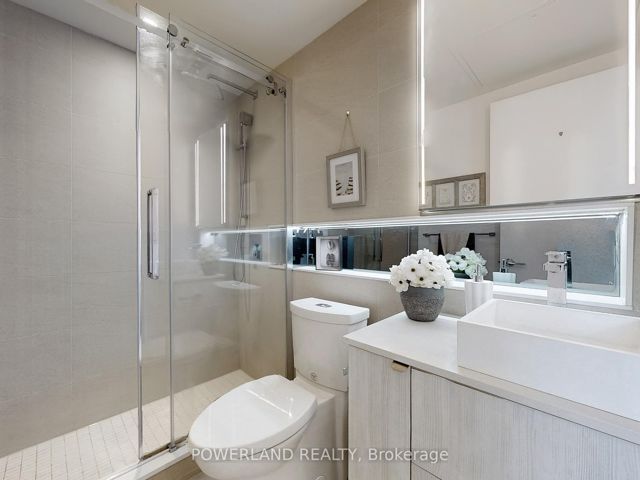 1715 - 215 Queen St W