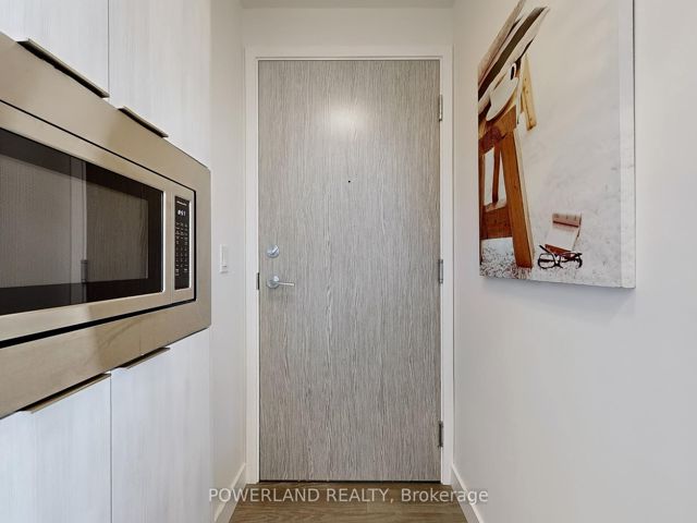 1715 - 215 Queen St W