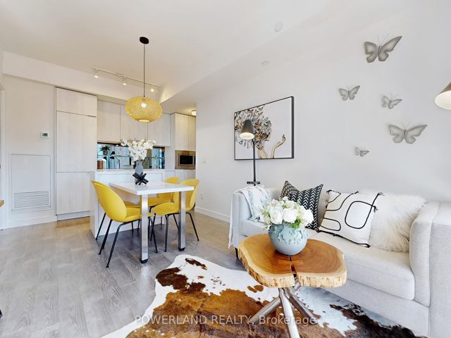 1715 - 215 Queen St W