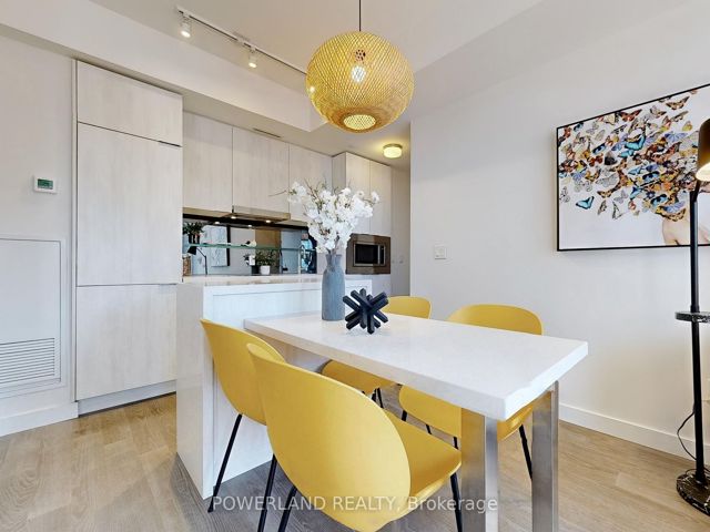1715 - 215 Queen St W