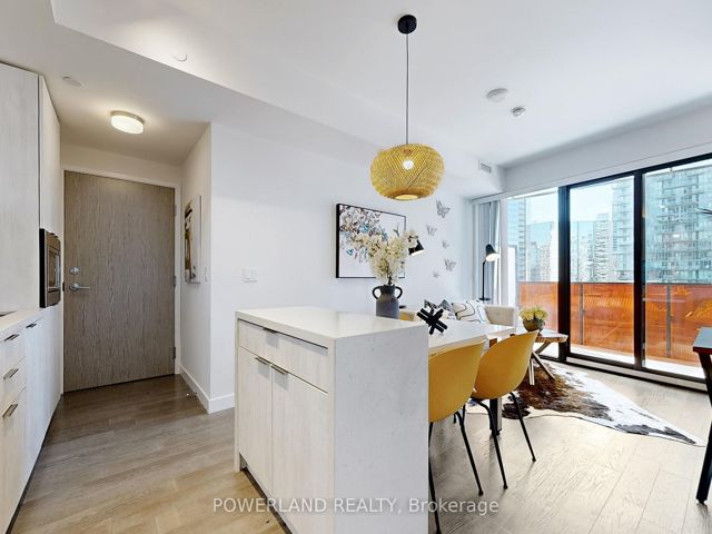 1715 - 215 Queen St W