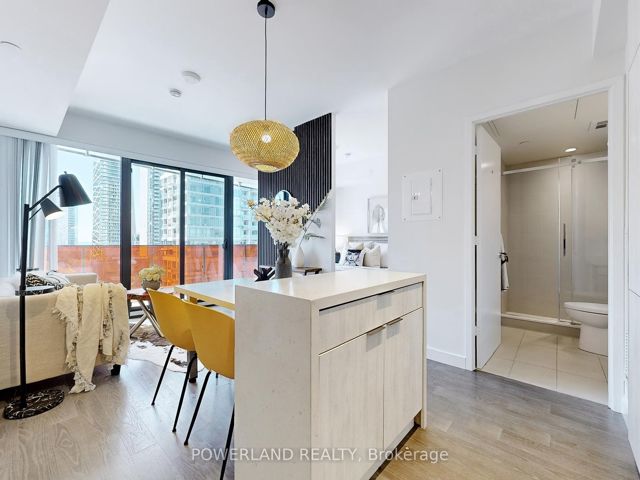 1715 - 215 Queen St W