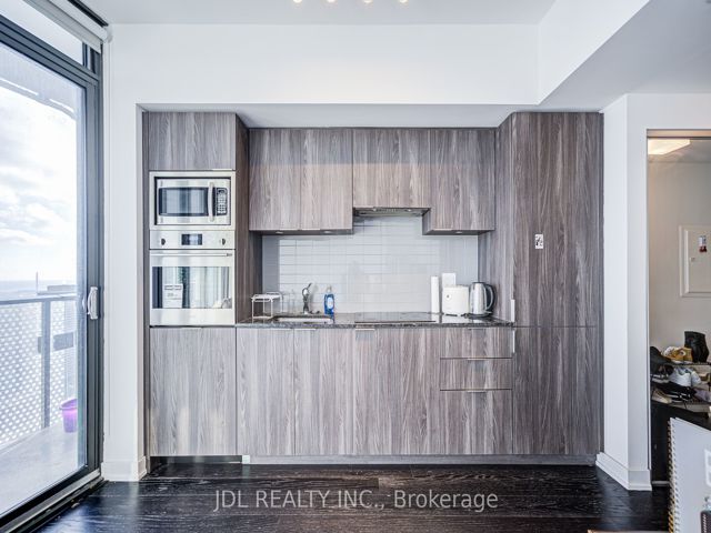 4612 - 11 Wellesley St W