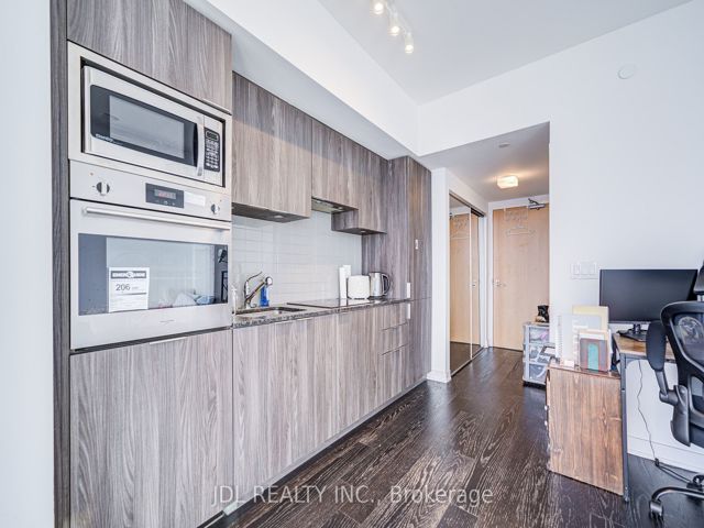 4612 - 11 Wellesley St W