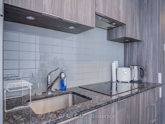4612 - 11 Wellesley St W