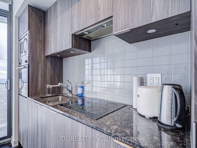 4612 - 11 Wellesley St W
