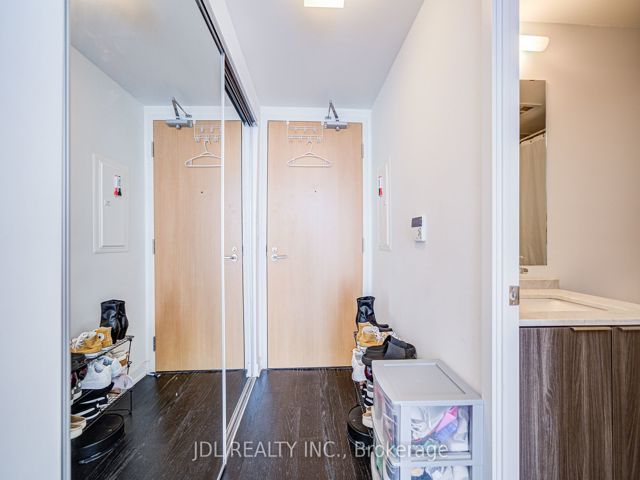 4612 - 11 Wellesley St W