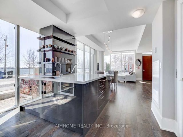 Th 111 - 39 Queens Quay