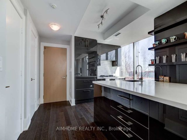 Th 111 - 39 Queens Quay