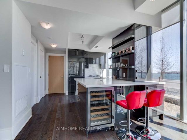 Th 111 - 39 Queens Quay