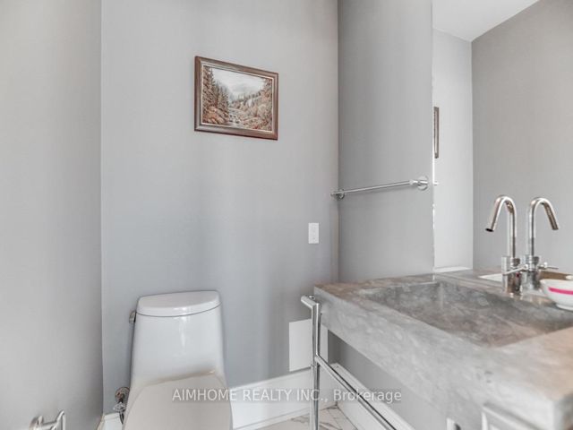 Th 111 - 39 Queens Quay
