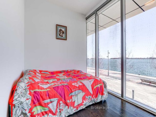 Th 111 - 39 Queens Quay