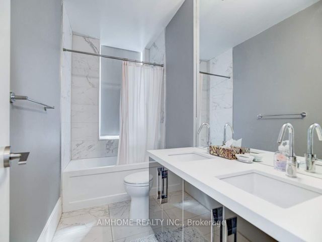 Th 111 - 39 Queens Quay