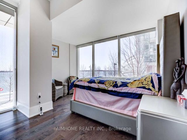 Th 111 - 39 Queens Quay
