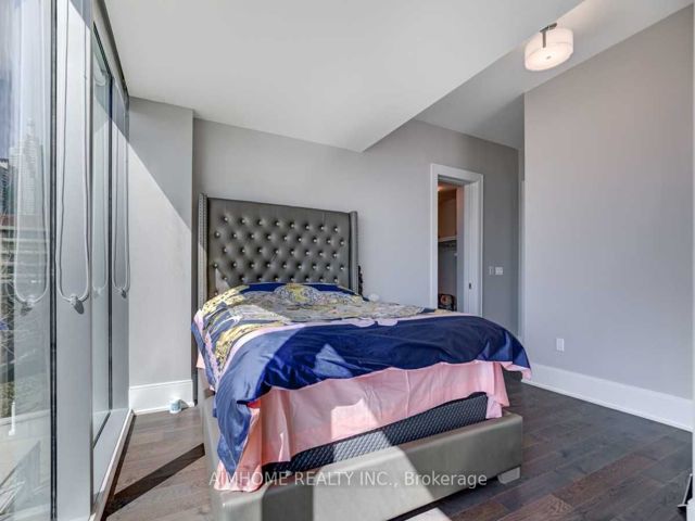 Th 111 - 39 Queens Quay