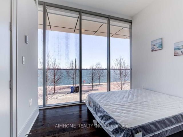 Th 111 - 39 Queens Quay