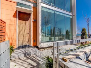 Th 111 - 39 Queens Quay