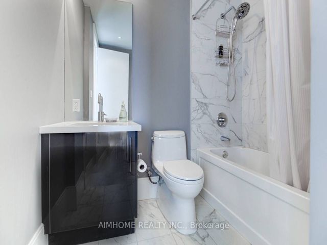 Th 111 - 39 Queens Quay