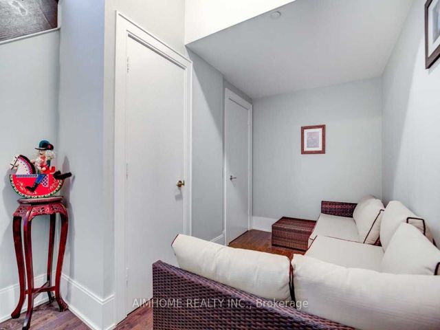 Th 111 - 39 Queens Quay