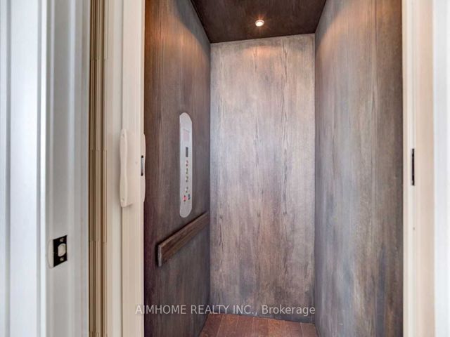 Th 111 - 39 Queens Quay