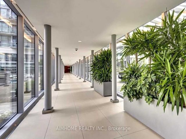 Th 111 - 39 Queens Quay