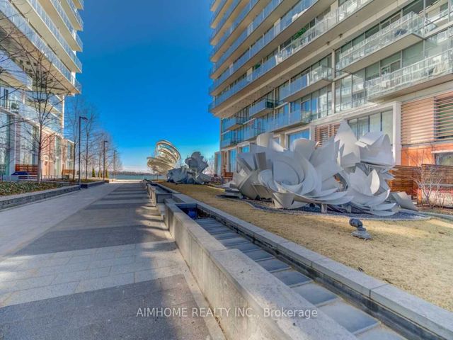 Th 111 - 39 Queens Quay