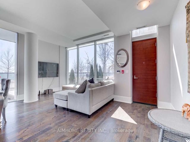 Th 111 - 39 Queens Quay