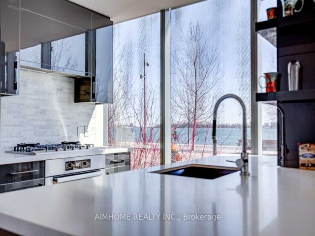 Th 111 - 39 Queens Quay