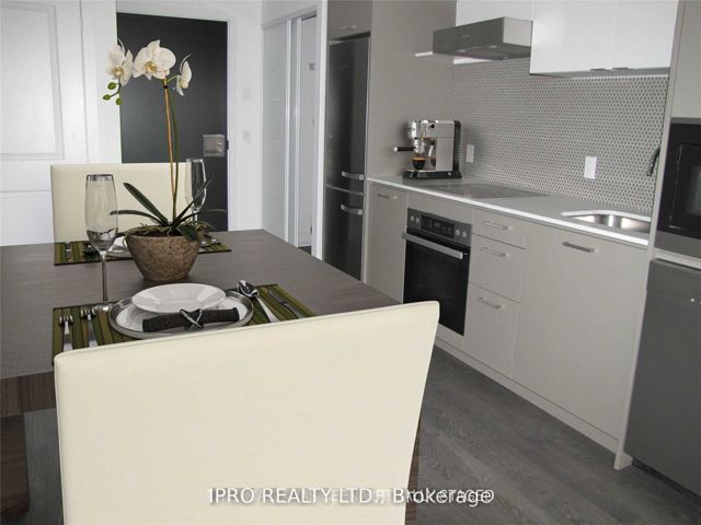 905 - 11 Lillian St W