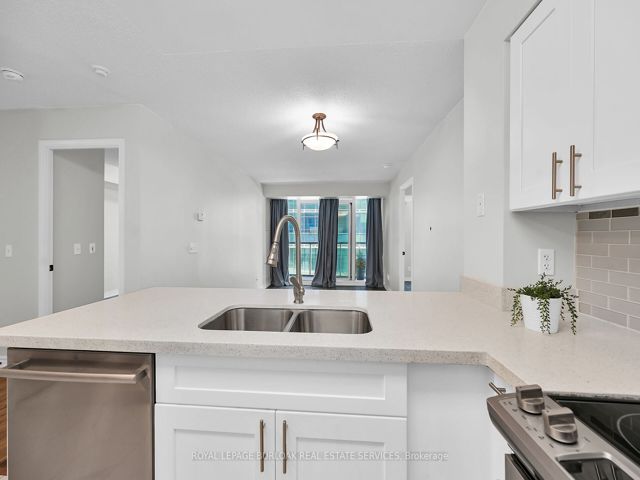 709 - 30 Grand Trunk Cres