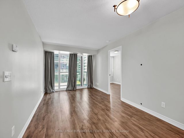 709 - 30 Grand Trunk Cres