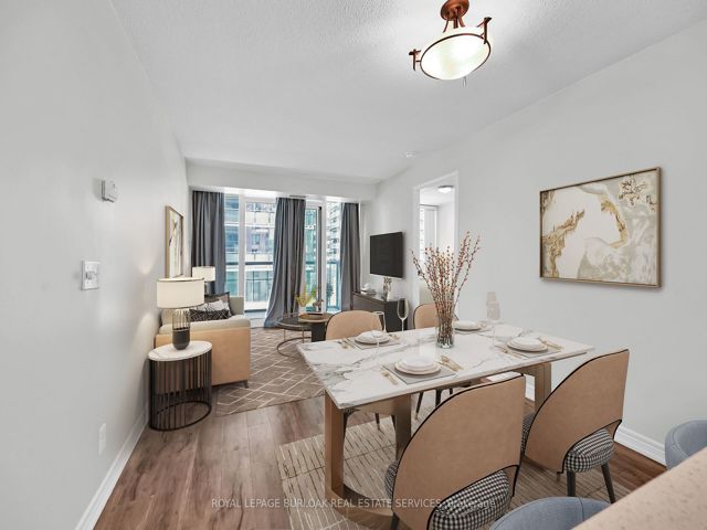709 - 30 Grand Trunk Cres