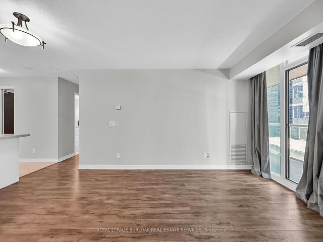 709 - 30 Grand Trunk Cres