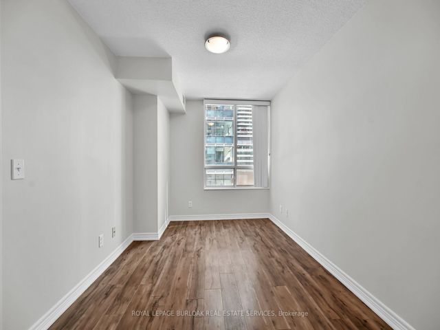709 - 30 Grand Trunk Cres