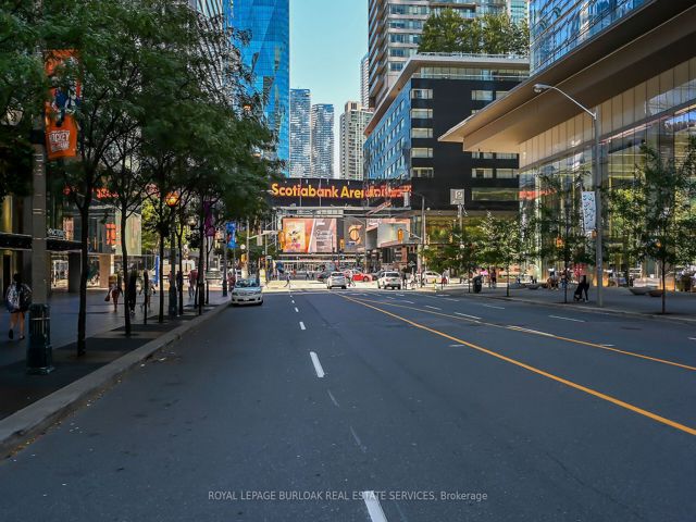 709 - 30 Grand Trunk Cres