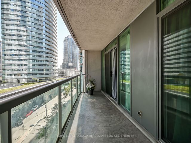 709 - 30 Grand Trunk Cres