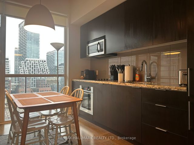 1110 - 478 King St W