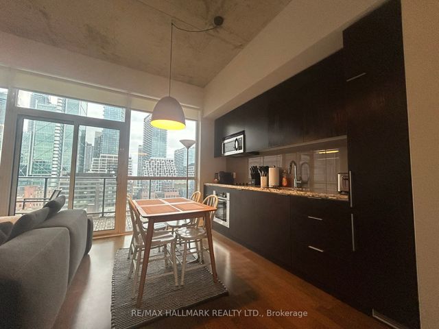 1110 - 478 King St W