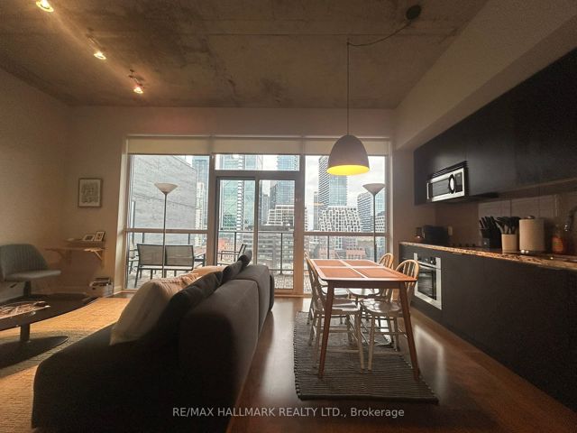 1110 - 478 King St W