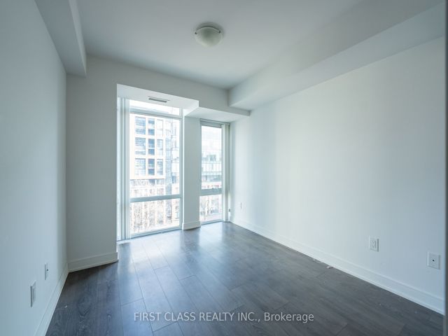 1022 - 525 Adelaide St W