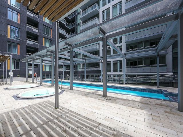 1022 - 525 Adelaide St W