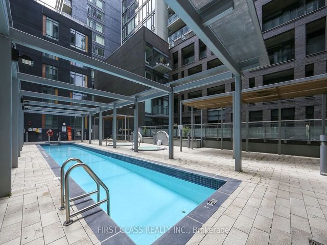 1022 - 525 Adelaide St W