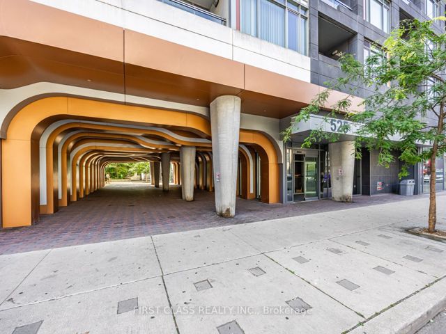 1022 - 525 Adelaide St W