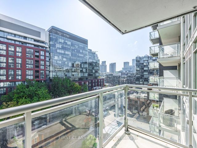 1022 - 525 Adelaide St W