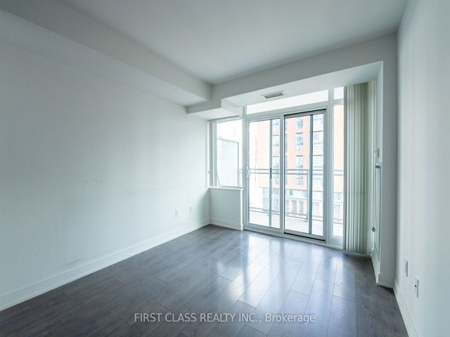 1022 - 525 Adelaide St W