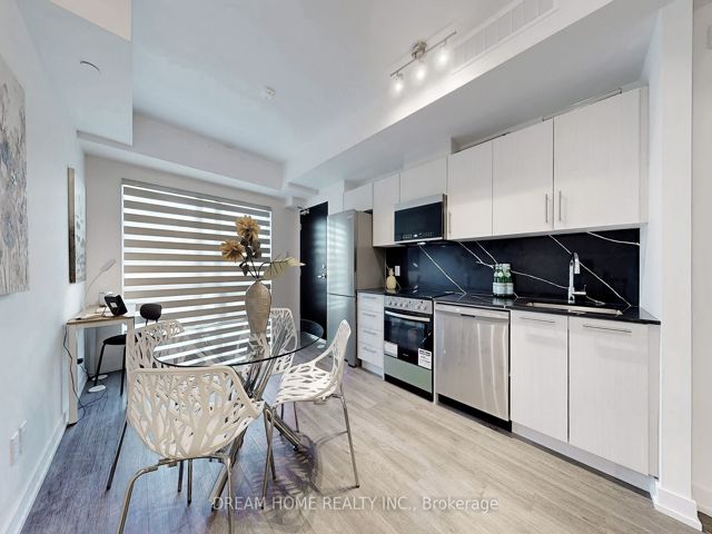 42 - 851 Sheppard Ave W