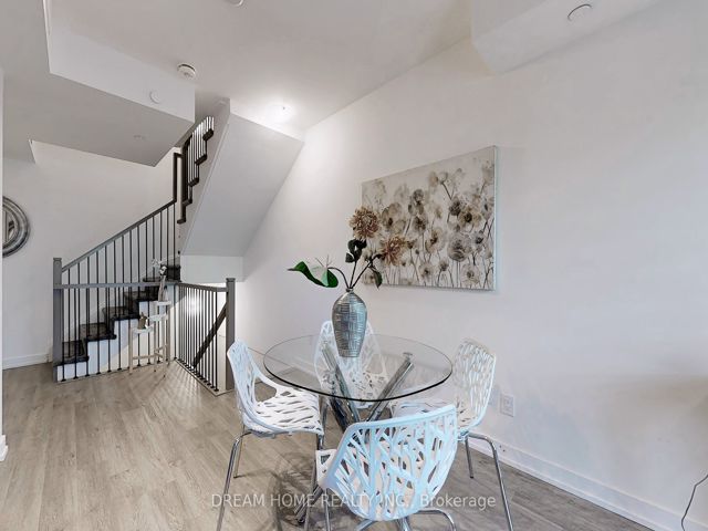 42 - 851 Sheppard Ave W