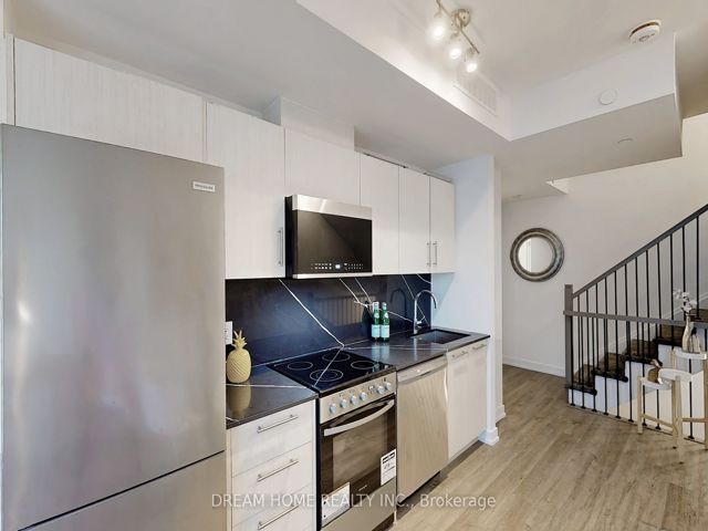 42 - 851 Sheppard Ave W